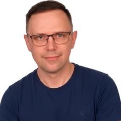 Piotr Nawrot, właściciel SeoNaMaxa, w granatowej koszulce na białym tle