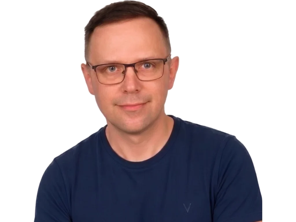 Piotr Nawrot, właściciel SeoNaMaxa, w granatowej koszulce
