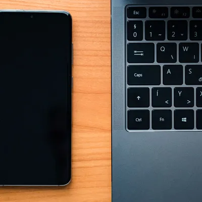 Smartfon obok klawiatury laptopa, test działania na urządzeniach
