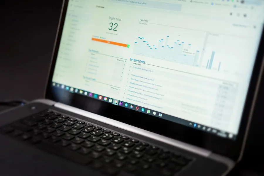 Laptop z pulpitem analitycznym Google Analytics pokazującym ruch na stronie w czasie rzeczywistym