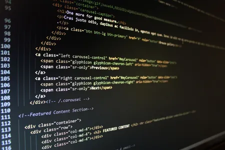 Kod HTML wyświetlony na monitorze komputera