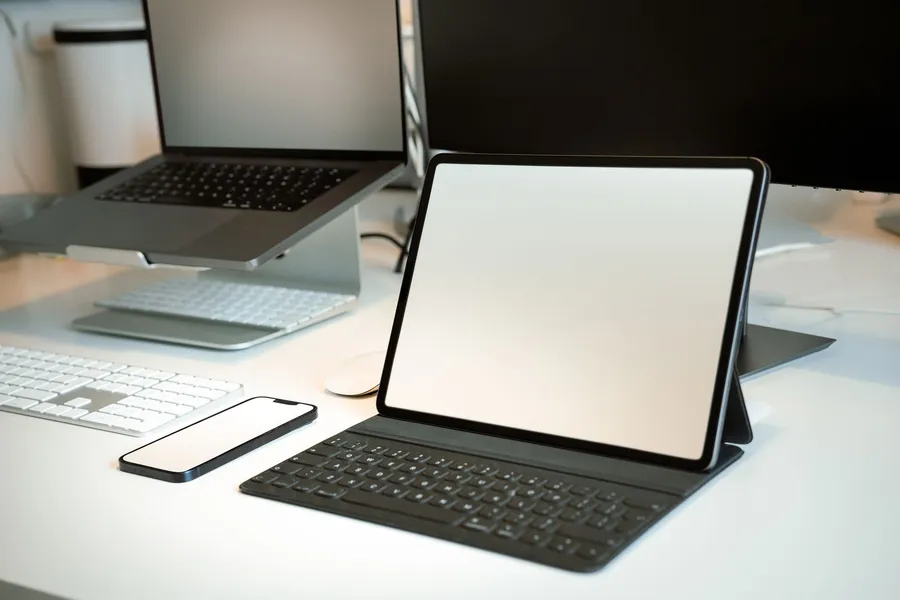 Laptop, tablet i smartfon ustawione razem na biurku, responsywność na różnych ekranach