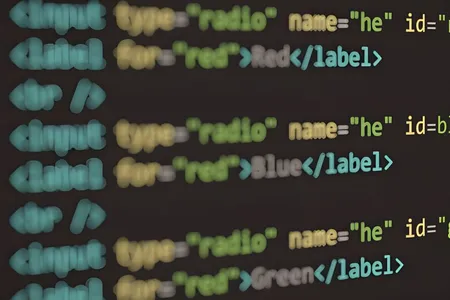 Kod strony internetowej wyświetlony na ekranie komputera