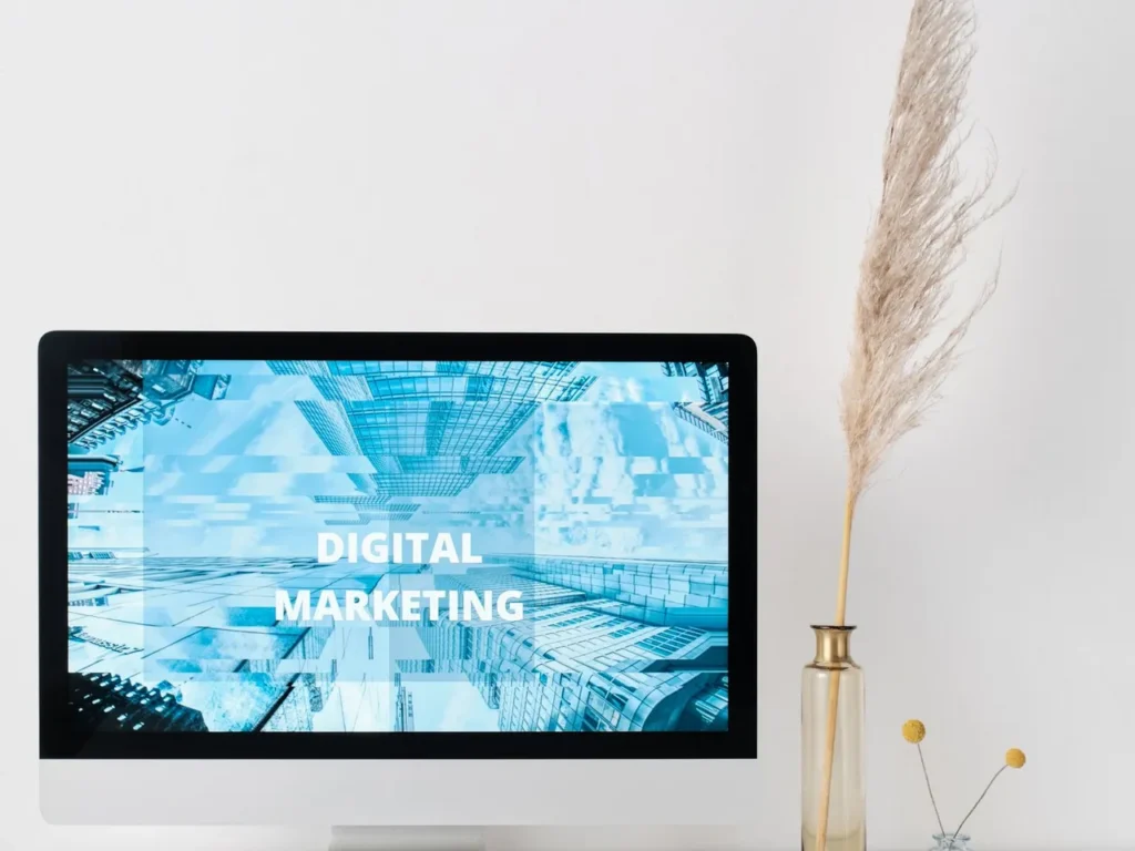 Monitor z grafiką digital marketing na minimalistycznym biurku