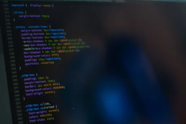 Kod CSS wyświetlony na ekranie komputera podczas tworzenia strony